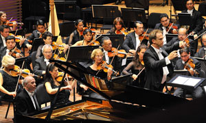 Carlos Miguel Prieto director de la Orquesta SinfÃ³nica Nacional, Gira Europa 2008