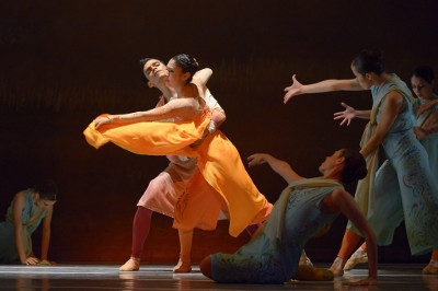 Taller Coreografico de la UNAM presenta Alas para Malala, obra de Gloria Contreras, en el Festival Mexicano. Sala Covarrubias, septiembre 2015