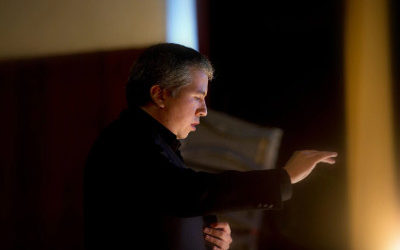 Ludwig Carrasco dirige a la Orquesta de Camara de Bellas Artes. Foto Guillermo Galindo